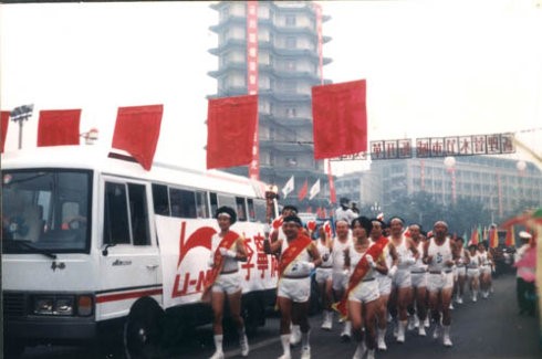 1990北京亚运会，李宁伴随《亚洲雄风》撑起一片中国红