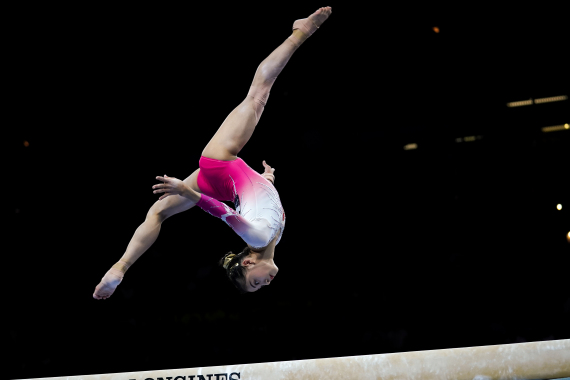 10月13日,中国选手李诗佳在平衡木决赛中.新华社记者张铖摄