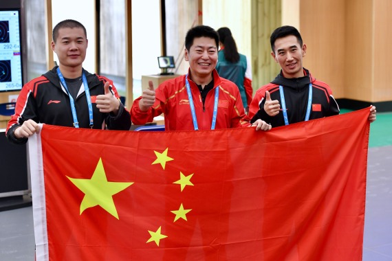 10月23日，中国队选手金泳德（中）、高铮（右）、姚兆楠赛后合影。