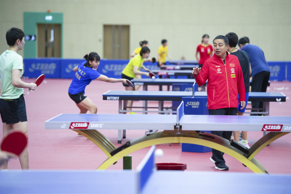 5月4日，中国乒乓球协会主席刘国梁（前右）在指导队员练习。新华社记者张金加摄