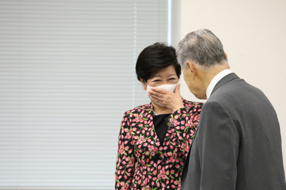 资料图：东京奥组委主席森喜朗（右）与东京都知事小池百合子在交谈。新华社记者 杜潇逸 摄