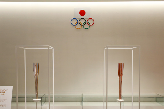 在日本奥林匹克博物馆展览现场拍摄的东京奥运会残奥会圣火传递火炬《右》、新华社记者杜潇逸摄