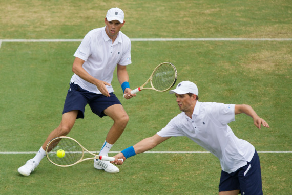 资料图：2016年3月5日，美国双打组合鲍勃·布莱恩/迈克·布莱恩在戴维斯杯的比赛中。新华社发（白雪摄）