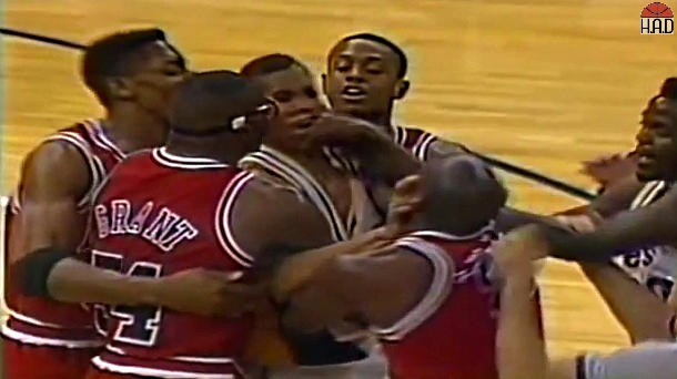 惹怒籃球之神的後果!Miller回顧當年被喬丹揍:放到今天我一定會痛扁他!(影)-黑特籃球-NBA新聞影音圖片分享社區