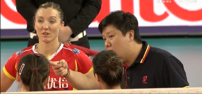 上海女排主帅王之腾布置战术