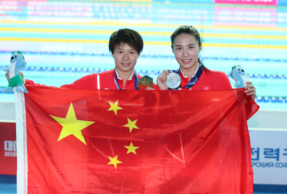 2019年7月19日，中国选手施廷懋、王涵获得光州游泳世锦赛女子3米板冠亚军。新华社记者白雪飞摄