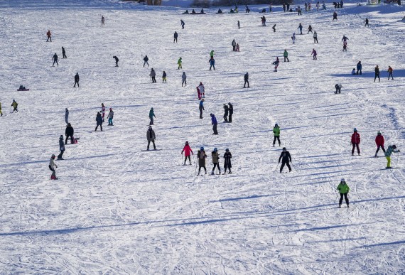 图为2019年2月7日，市民和游客在乌鲁木齐丝绸之路国际滑雪场里滑雪。