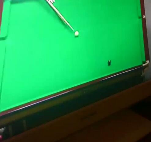 袁思俊击打黑球瞬间