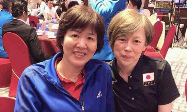 郎平与日本女排主教练中田久美。