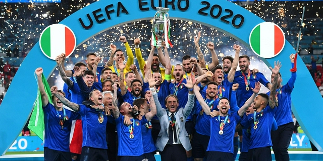 时隔53年再夺欧洲杯！意大利捧杯时刻