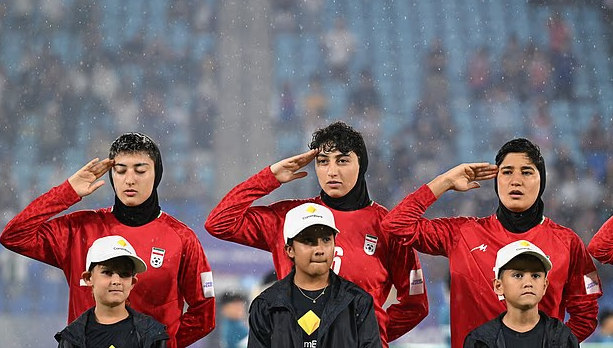 伊朗女足悄悄发出求救手势？