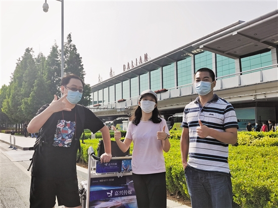 羊城晚报和新快报记者抵达大连,从右至左依次为林本剑、苏荇、王敌