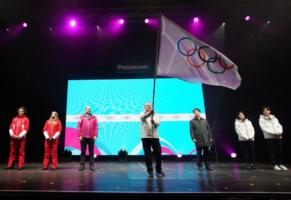 图为国际奥委会主席巴赫（中）在闭幕式上挥舞奥运五环旗。新华社记者张晨霖摄