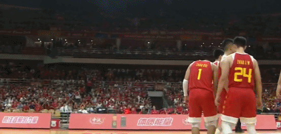 gif王哲林遭巴西球员凶狠飞铲赵睿对撞膝盖