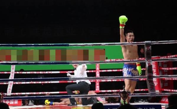 被封永松脚风扫倒，赛事方认定阿坤“打假拳”。