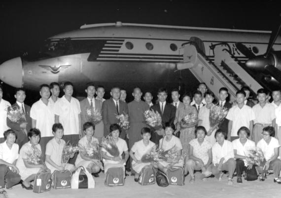 1966年8月24日,由日本乒乓球协会代理会长后藤钾二率领的日本男女乒乓球代表队抵达北京,参加北京国际乒乓球邀请赛。中国照片档案馆图片