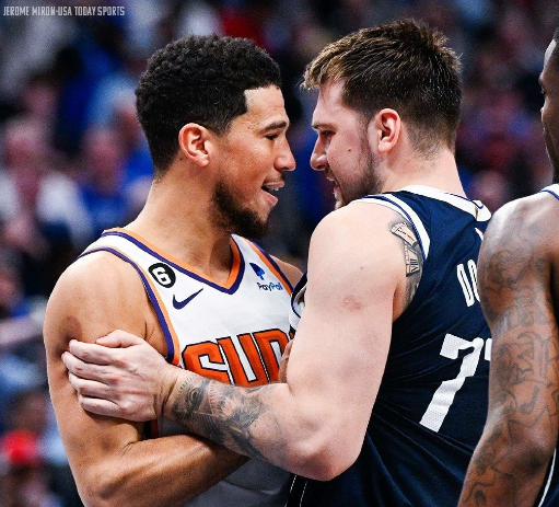 东契奇布克笑着对喷