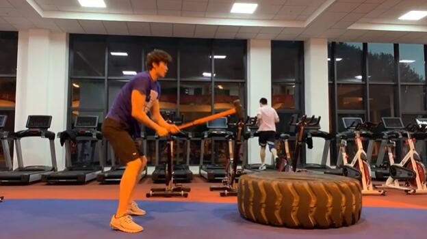 汪顺训练抡大锤超搞笑调侃看我的紫电惊雷锤