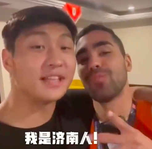 与郭田雨庆贺夺冠 德尔加多秀中文:我是济南人 与郭田雨庆贺夺冠 德尔加多秀中文:我是济南人