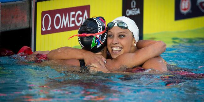 凯瑟琳贝克打破女子100米仰泳世界记录后庆祝