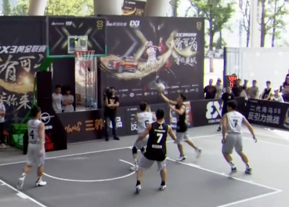 王博高抛单手打板上篮复刻AI