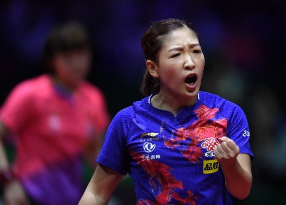 4月27日，刘诗雯（右）在比赛中庆祝得分。新华社记者陶希夷摄