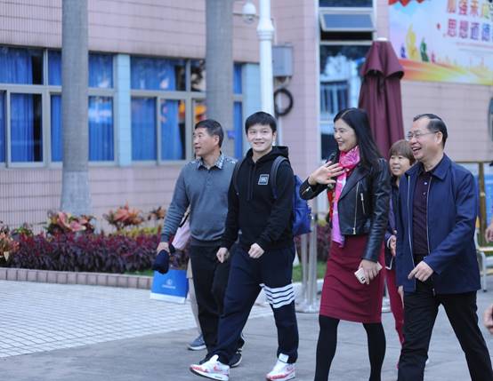 乒乓冠军樊振东回到母校 鼓励广州乒乓球小将为国争光！