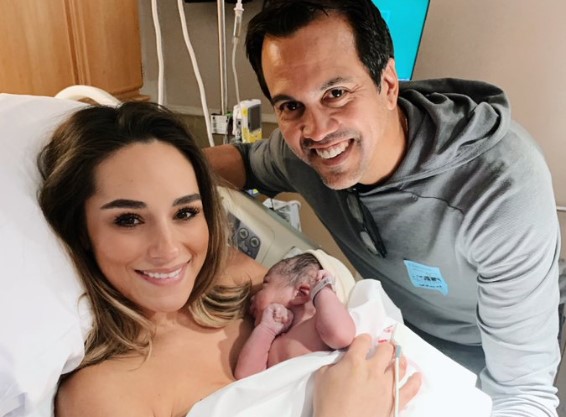 近水楼台先得月