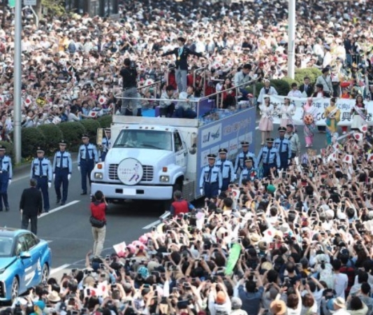 大约10万人以上参加了这次游街夸耀活动