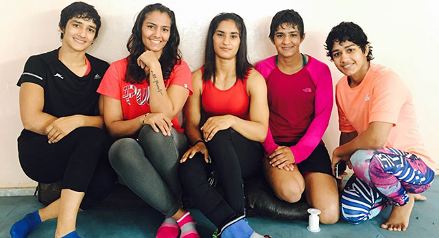 摔跤的爸爸培养出来的冠军们