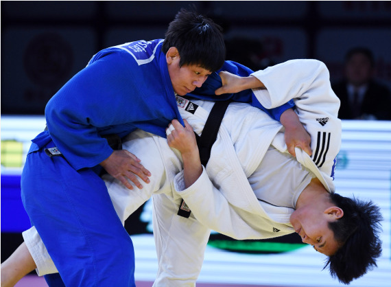 14日，中国选手陈飞（左）与韩国选手尹贤智在女子78公斤级铜牌争夺赛中角逐。新华社记者李紫恒摄