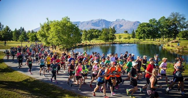 新西兰举行奥克兰马拉松赛 8000余人参赛