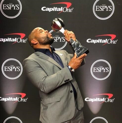 科米尔赢得了首届ESPY“年度最佳MMA选手”奖