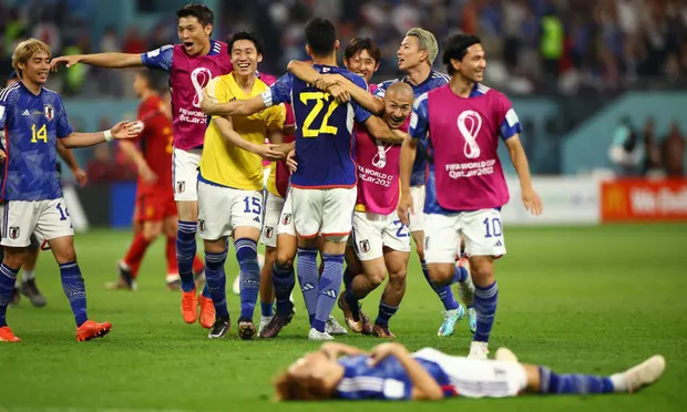 世界杯-日本爆冷2-1逆转胜 夺得头名携手西班牙出线！