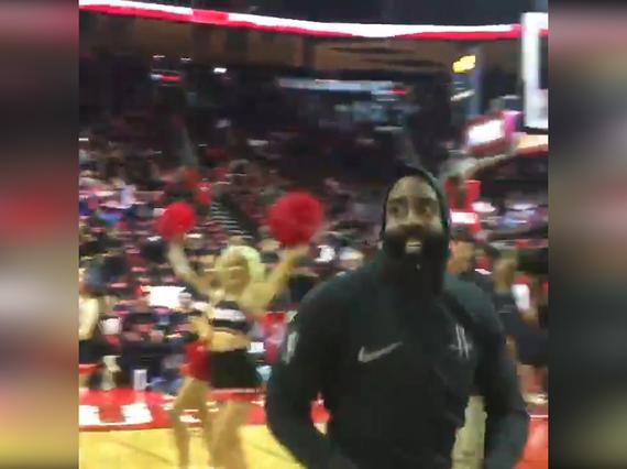 火箭劲爆出场引球迷欢呼