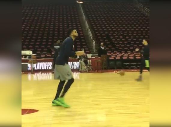 唐斯赛前热身训练严阵以待