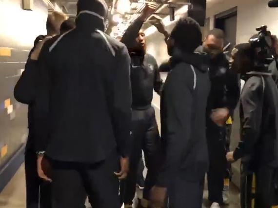 步行者众将赛前击掌打气