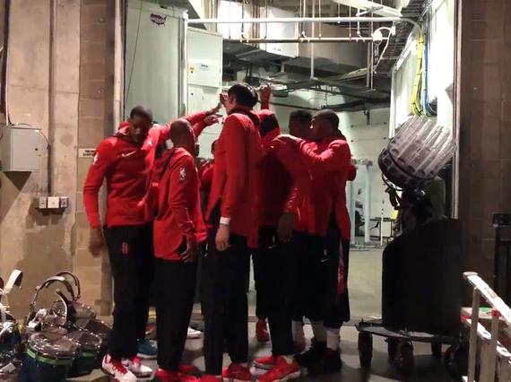 火箭众将赛前鼓励打气