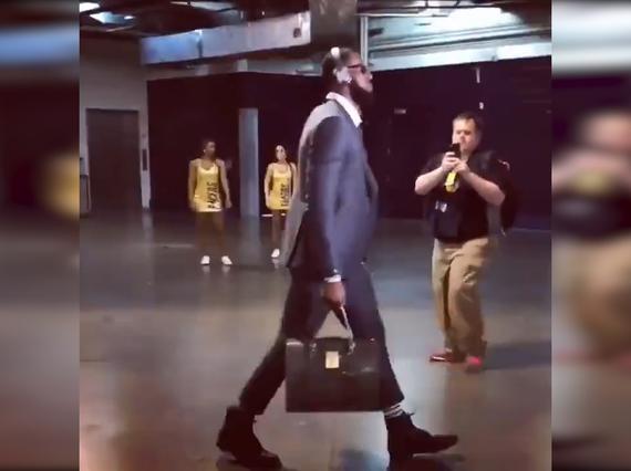 骑士全队帅气西装抵达球场