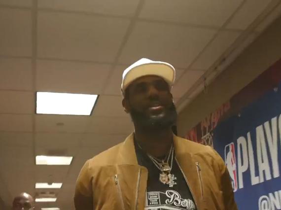 詹姆斯抵达球场帅气依旧