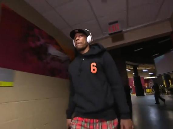 德罗赞抵达球场神情严肃