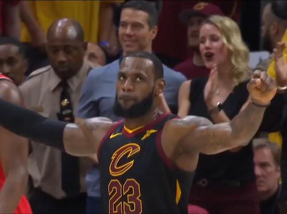 詹皇举臂庆祝霸气十足