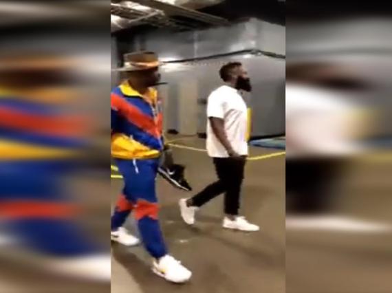 火箭球员抵达球场步履轻松