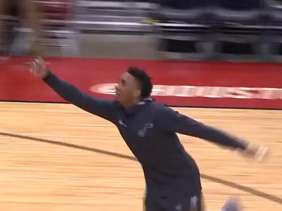 米切尔赛前热身单手暴扣