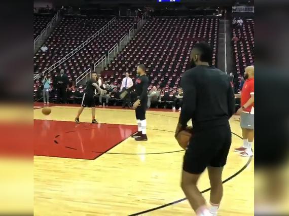 哈登赛前三分投篮手感极佳