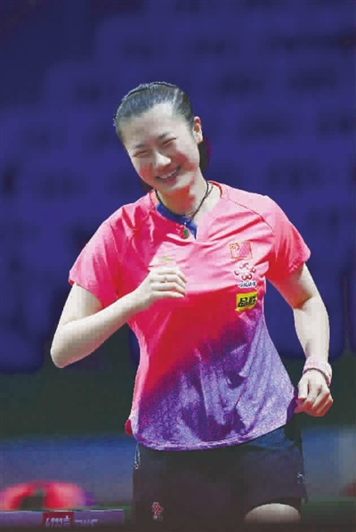 换好裙装的丁宁笑着回到赛场 图 新华社