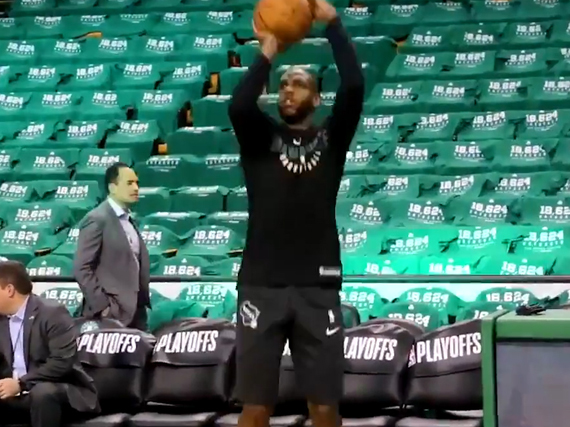 雄鹿众将赛前热身练习投篮