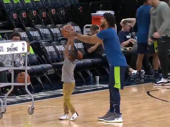 罗斯赛前和儿子打篮球