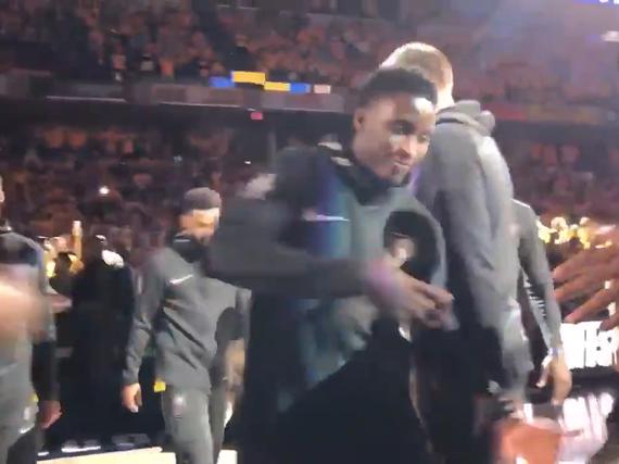 步行者众将出场迎全场欢呼