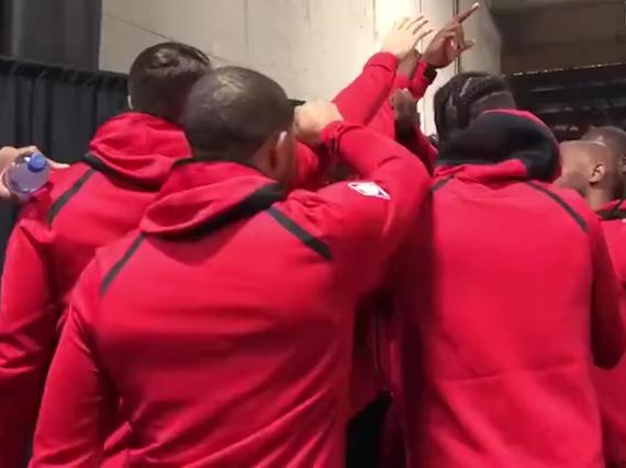 火箭众将赛前互相鼓励打气